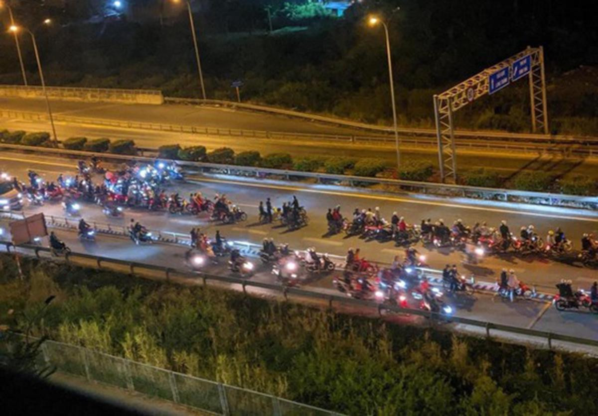 Nhóm 'quái xế' chặn cao tốc làm đường đua vào rạng sáng 19/3. Nhóm 'quái xế' chặn cao tốc làm đường đua vào rạng sáng 19/3.