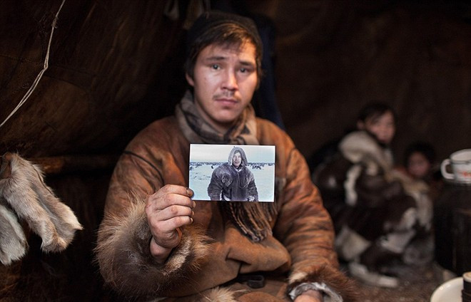 Người đàn ông khoe tấm chân dung. Đây là lần đầu tiên trong đời anh có bức hình của bản thân. Ảnh: Sash Leahovcenco