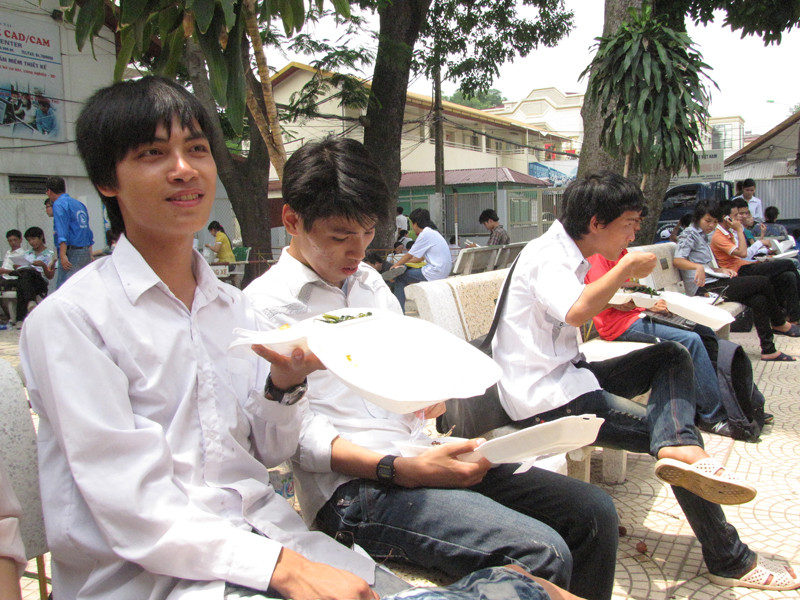 Sau 3 tiếng đồng hồ vật lộn với đề thi, ai nấy đều đói và mệt. Có được những suất ăn miễn phí là niềm động viên lớn cho các em