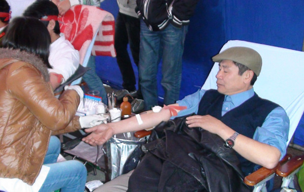 Chú Hoàng Văn Rự hiến máu tình nguyện. Ảnh: Trường Phong