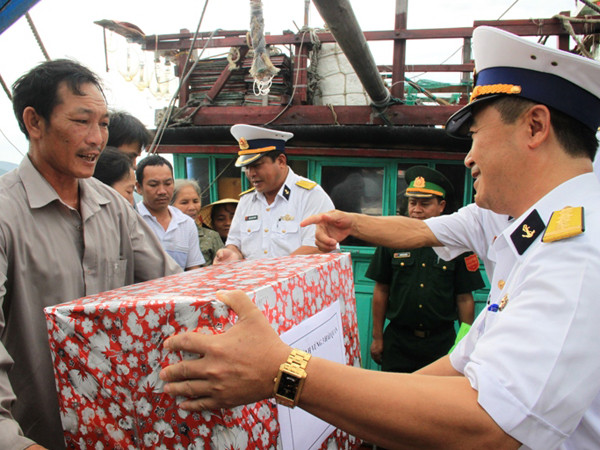 Tặng quà cho các ngư dân trên tàu bị nạn. Ảnh: Nguyễn Huy