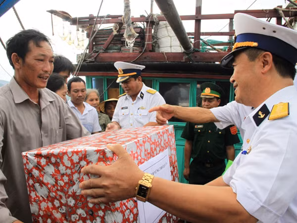 Tặng quà cho các ngư dân trên tàu bị nạn. Ảnh: Nguyễn Huy