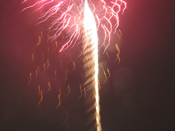 Ánh sáng mở ra trên bầu trời, đẩy lùi mưa phùn lạnh giá.