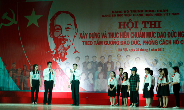 Phần thi tài năng kể chuyện Bác Hồ thăm trại trẻ mồ côi Kim Đồng của khoa Công tác thiếu nhi