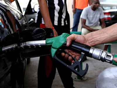 Trên sàn London, giá dầu thô ngọt, nhẹ Brent Biển Bắc tuột giảm tới 1,78 USD, tương ứng với mức 1,7%, xuống còn 103,46 USD mỗi thùng - Ảnh: Getty. Trên sàn London, giá dầu thô ngọt, nhẹ Brent Biển Bắc tuột giảm tới 1,78 USD, tương ứng với mức 1,7%, xuống còn 103,46 USD mỗi thùng - Ảnh: Getty