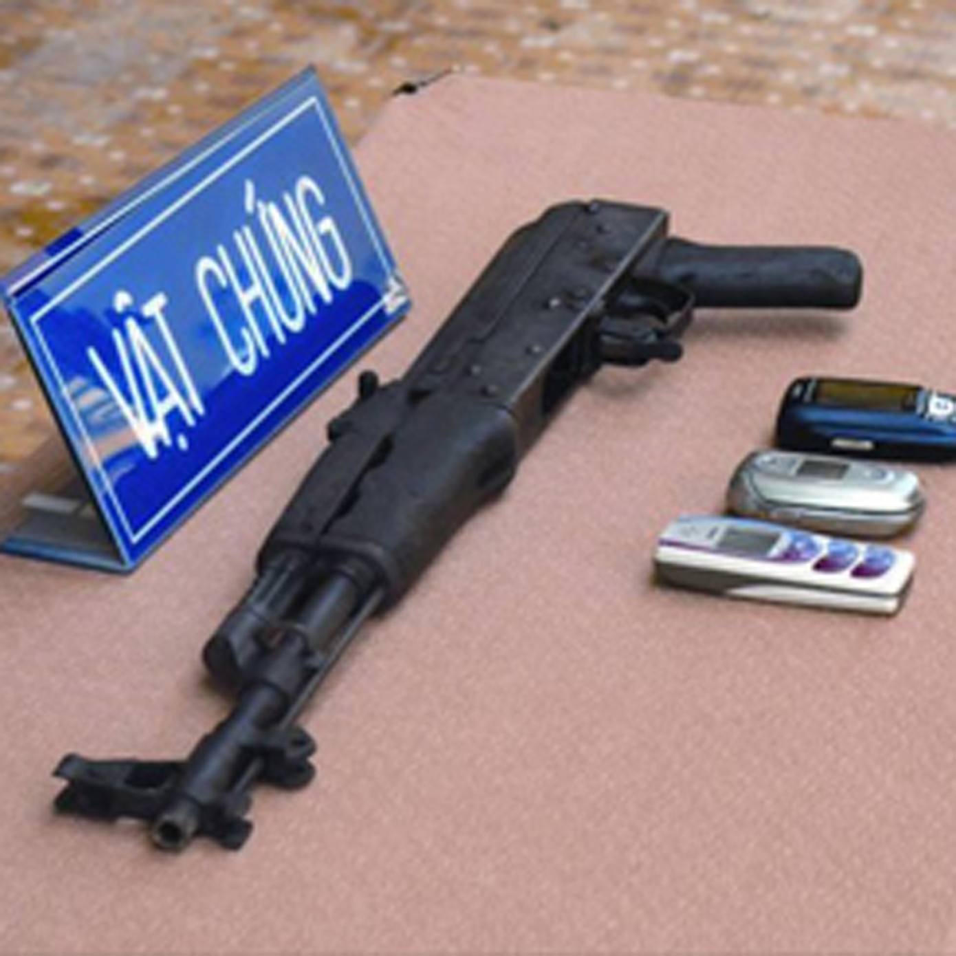 Khẩu súng AK mà bọn cướp dùng để bắn chết chủ tiệm vàng và bắn bị thương 3 người khác (Thanh Niên)