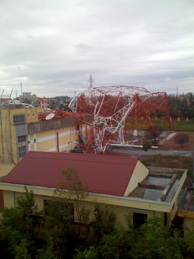 Cột tháp đổ nhìn từ trên cao