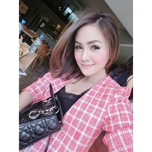 Sinh năm 1991, Ploywarin Songpakorn được biết đến như là một hot girl xinh đẹp của Thái Lan với gia sản kếch xù 