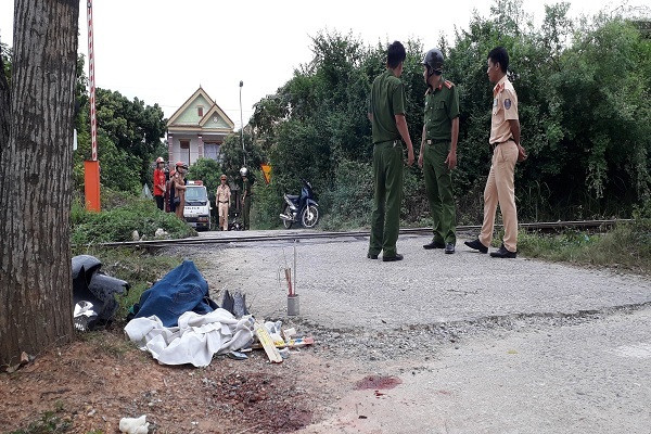 Ngồi chơi cạnh đường ray một học sinh bị tàu hỏa đâm tử vong ảnh 1