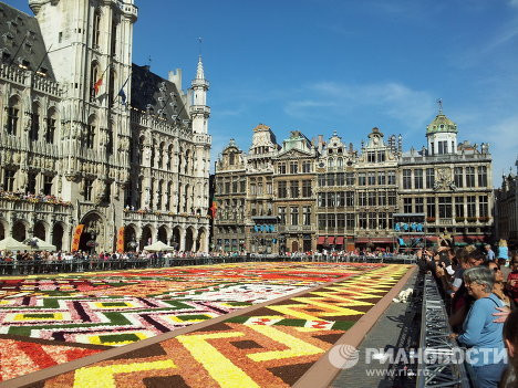 Cứ hai năm một lần, lễ hội rải thảm hoa lại được diễn ra tại đây