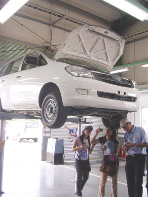 Kiểm tra động cơ xe Innova bị bỏ quên nhiều năm tại cảng Hải Phòng của TMV năm 2008. Ảnh: Đức Nam. Kiểm tra động cơ xe Innova bị bỏ quên nhiều năm tại cảng Hải Phòng của TMV năm 2008 Ảnh: Đức Nam