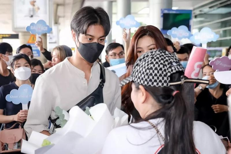 Anh xuất hiện giản dị, gương mặt che kín bằng khẩu trang để đảm bảo phòng dịch nhưng khí chất vẫn nổi bật.