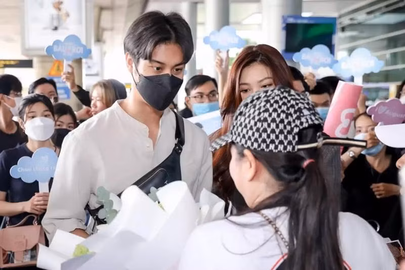 Anh xuất hiện giản dị, gương mặt che kín bằng khẩu trang để đảm bảo phòng dịch nhưng khí chất vẫn nổi bật.