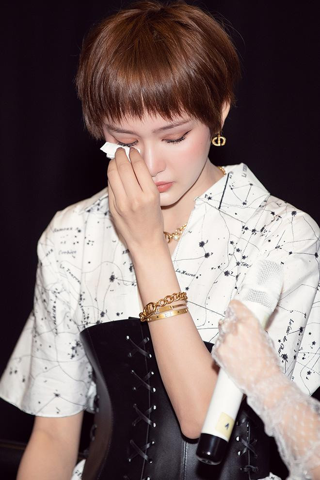 Nghi vấn Hiền Hồ qua lại với đại gia U60 đã có gia đình khiến showbiz Việt náo loạn.