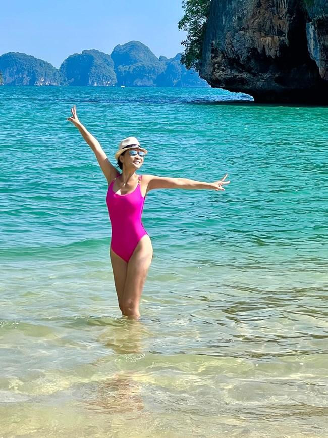 Sở hữu thân hình đạt chuẩn, Thu Minh rất tự tin diện bikini và pose dáng quyến rũ. Sở hữu thân hình đạt chuẩn, Thu Minh rất tự tin diện bikini và pose dáng quyến rũ.