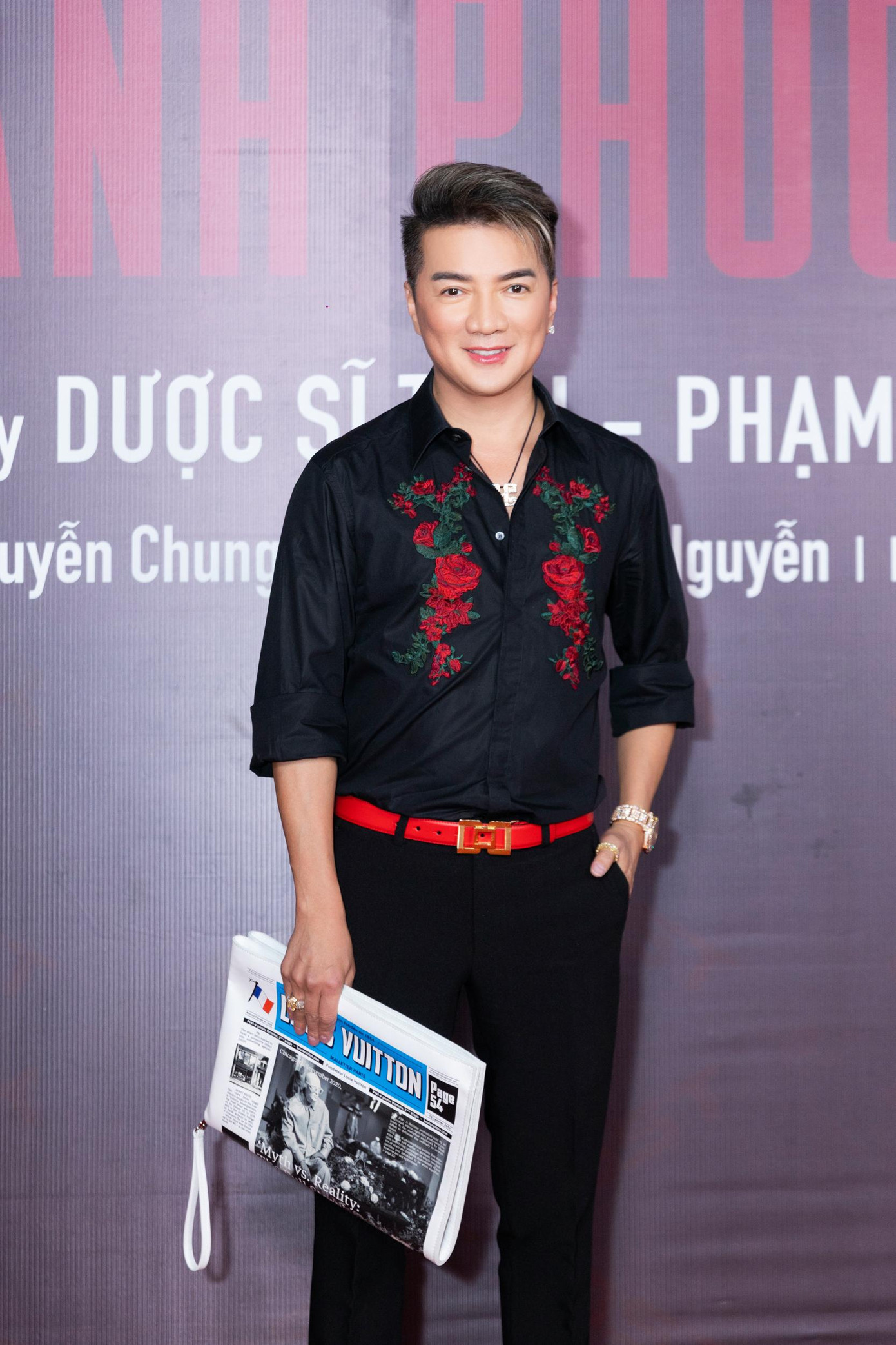 Đàm Vĩnh Hưng xuất hiện từ khá sớm. Anh liên tục mỉm cười và giao lưu với các nghệ sĩ khác. Đàm Vĩnh Hưng xuất hiện từ khá sớm. Anh liên tục mỉm cười và giao lưu với các nghệ sĩ khác.