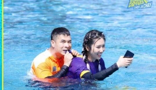 Phân cảnh "thương nhau lắm, cắn nhau đau" của cặp đôi khiến mọi người phấn khích. Phân cảnh "thương nhau lắm, cắn nhau đau" của cặp đôi khiến mọi người phấn khích.