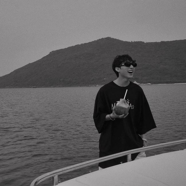 Tâm trạng của Sơn Tùng vẫn rất tốt dù trên mạng những tranh cãi về MV của anh chưa hạ nhiệt. - Ảnh: FBNV. Tâm trạng của Sơn Tùng vẫn rất tốt dù trên mạng những tranh cãi về MV của anh chưa hạ nhiệt. - Ảnh: FBNV.