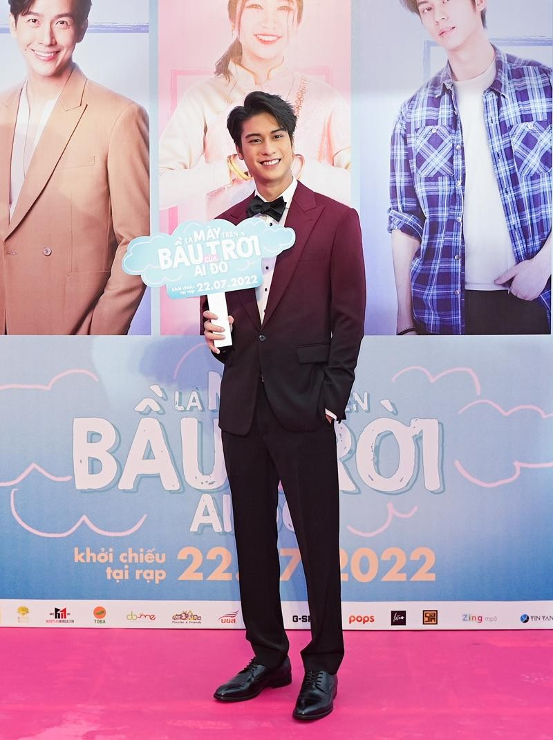 Nụ cười &quot;đánh cắp trái tim&quot; của August Vachiravit.