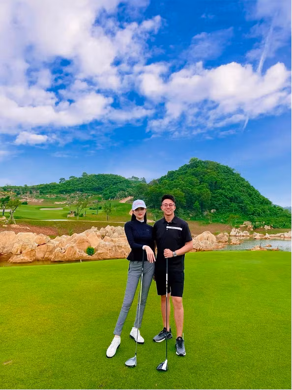 Sân golf chính là nơi gắn kết chuyện tình của Hương Giang và Matt Liu. Sân golf chính là nơi gắn kết chuyện tình của Hương Giang và Matt Liu.