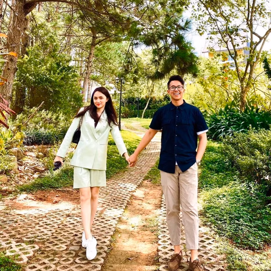 Khi đăng ảnh ở Instagram, Matt Liu đã để hình bạn gái lên phía trước ảnh đôi còn lúc chia sẻ ở Facebook, lại đưa ảnh đôi xuống phần bình luận. Người đàn ông "luôn đặt bạn gái lên đầu tiên" chính là như thế này còn gì nữa. Khi đăng ảnh ở Instagram, Matt Liu đã để hình bạn gái lên phía trước ảnh đôi còn lúc chia sẻ ở Facebook, lại đưa ảnh đôi xuống phần bình luận. Người đàn ông "luôn đặt bạn gái lên đầu tiên" chính là như thế này còn gì nữa.