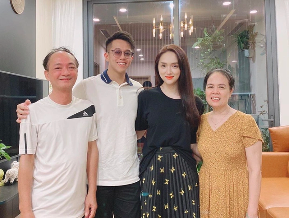 Anh chàng có màn ra mắt gia đình nàng hậu trong dịp Trung Thu cách đây 2 năm.