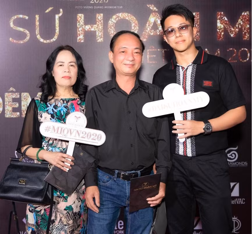 Matt Liu đã “ghi điểm" trong mắt bố mẹ Hương Giang nhờ những hành động ga-lăng. Matt Liu đã “ghi điểm" trong mắt bố mẹ Hương Giang nhờ những hành động ga-lăng.