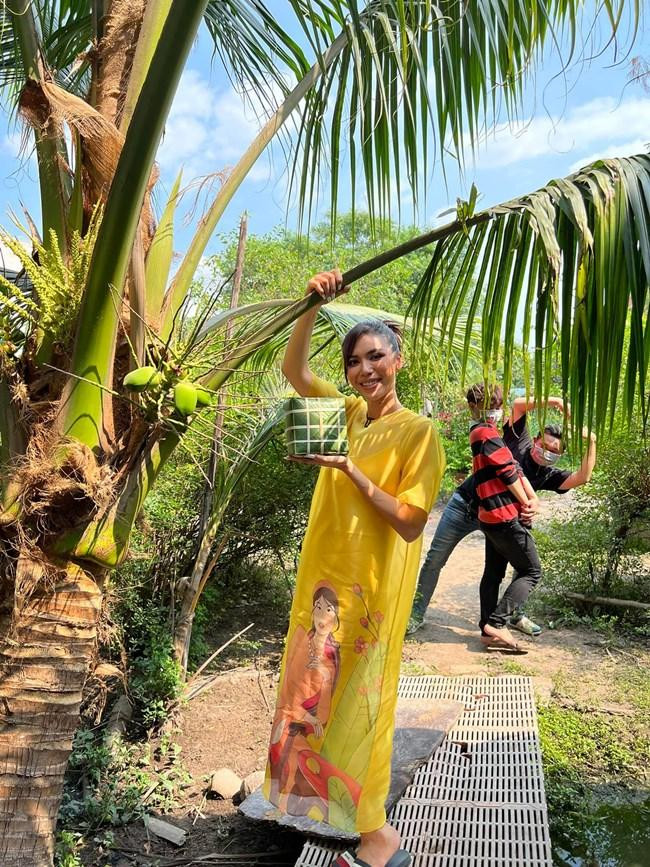 Cô nàng đưa chiếc bánh chưng mà mình gói thành công đi khắp nơi chụp ảnh khiến cư dân mạng thích thú. - Ảnh: FBNV. Cô nàng đưa chiếc bánh chưng mà mình gói thành công đi khắp nơi chụp ảnh khiến cư dân mạng thích thú. - Ảnh: FBNV.