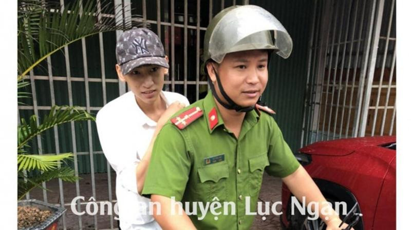 Nhờ có các chiến sĩ công an mà một số thí sinh nhầm giờ thi đã tới điểm thi kịp lúc. - Ảnh CALN.