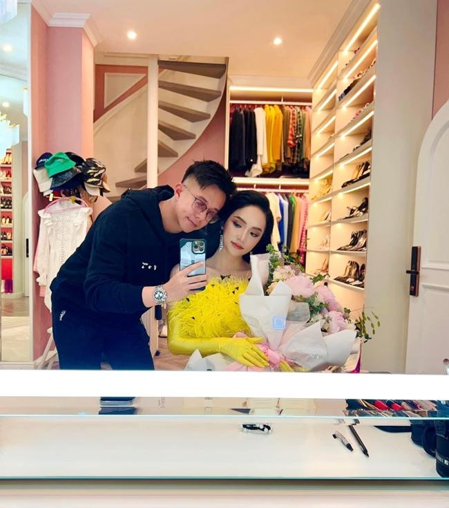 Hoa hậu Hương Giang và Matt Liu trong căn biệt thự tiền tỷ. - Ảnh: FBNV. Hoa hậu Hương Giang và Matt Liu trong căn biệt thự tiền tỷ. - Ảnh: FBNV.