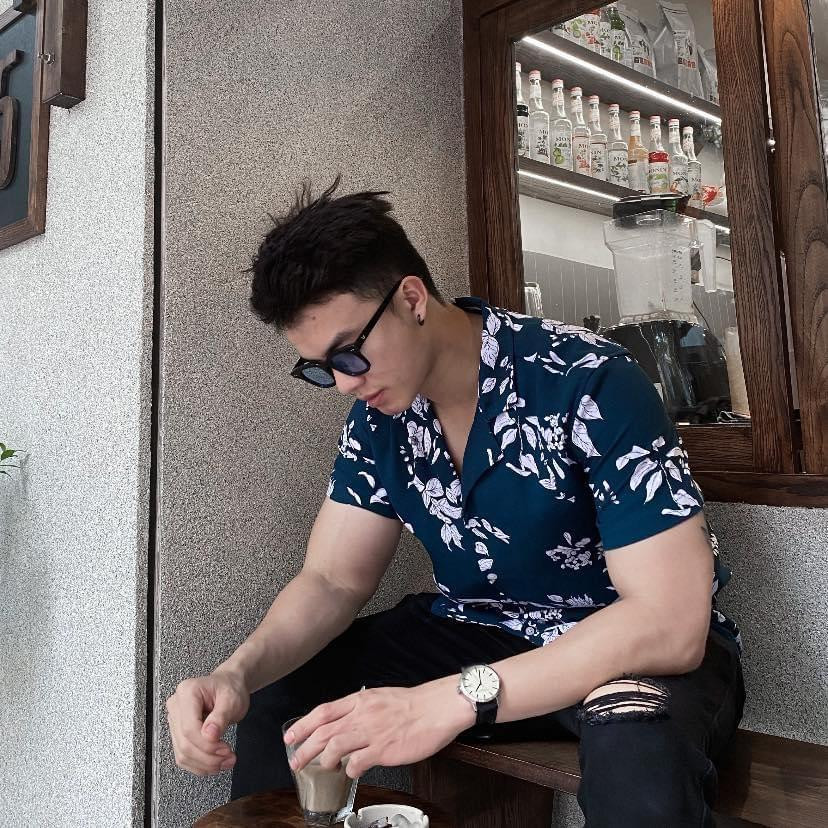 Khắc Hải chuộng phong cách thời trang năng động, có chút phá cách.