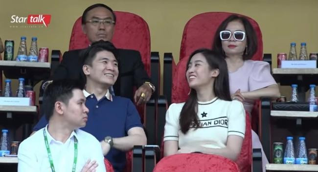 Hoa hậu Đỗ Mỹ Linh lần đầu xuất hiện sau đám cưới. Thần thái rạng rỡ của cô nhận được nhiều lời khen. - Ảnh: Star Talk.