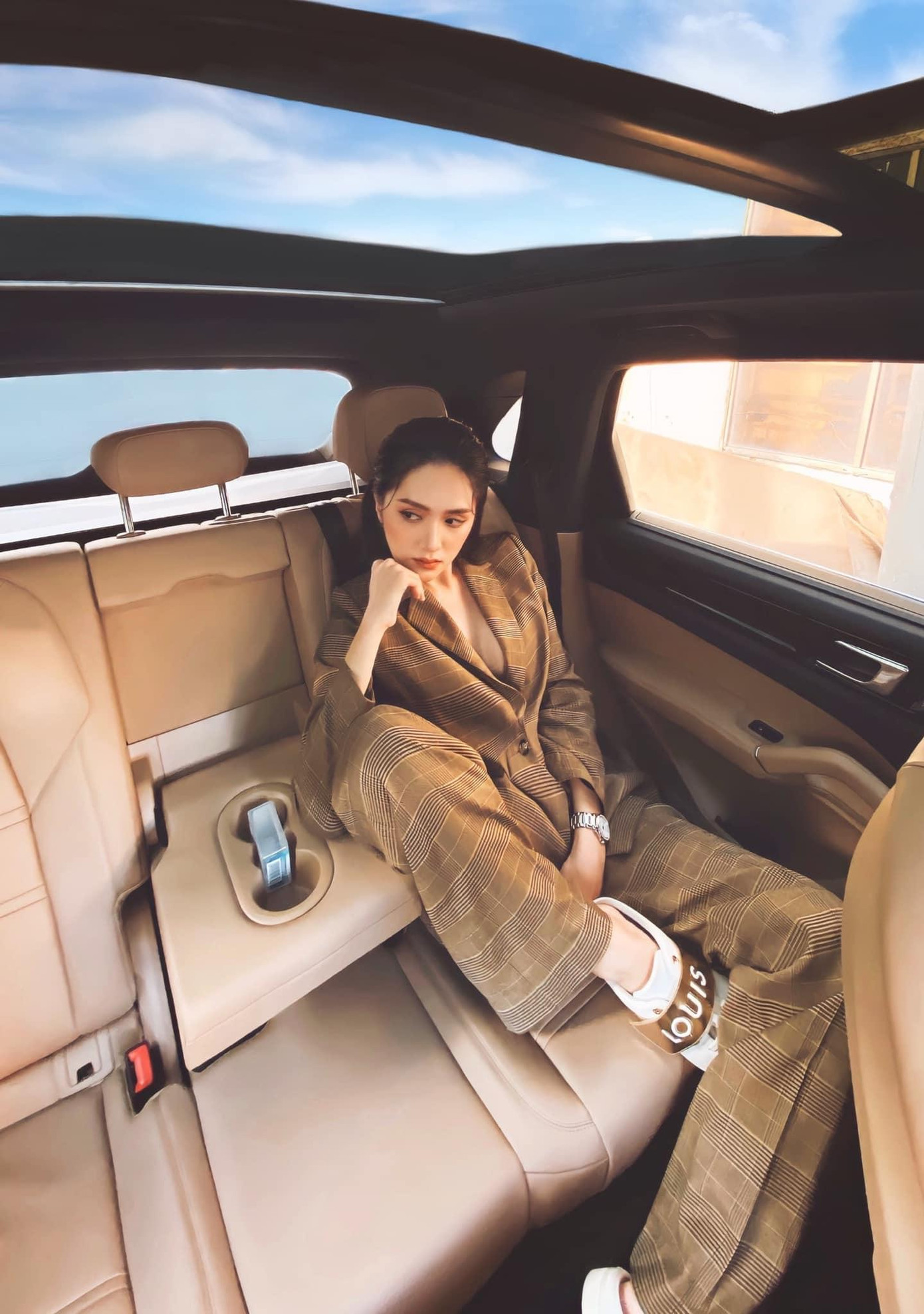 Cô nàng cũng yêu thích phong cách thời trang công sở quyền lực.