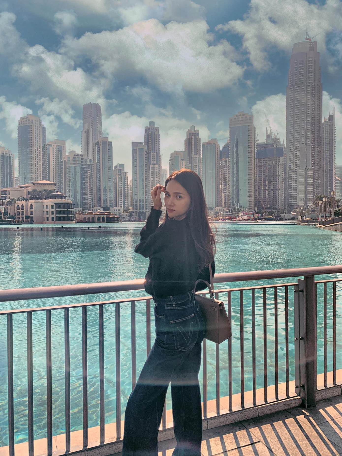 Trang phục đời thường đơn giản nhưng không kém phần năng động của nàng Hậu.