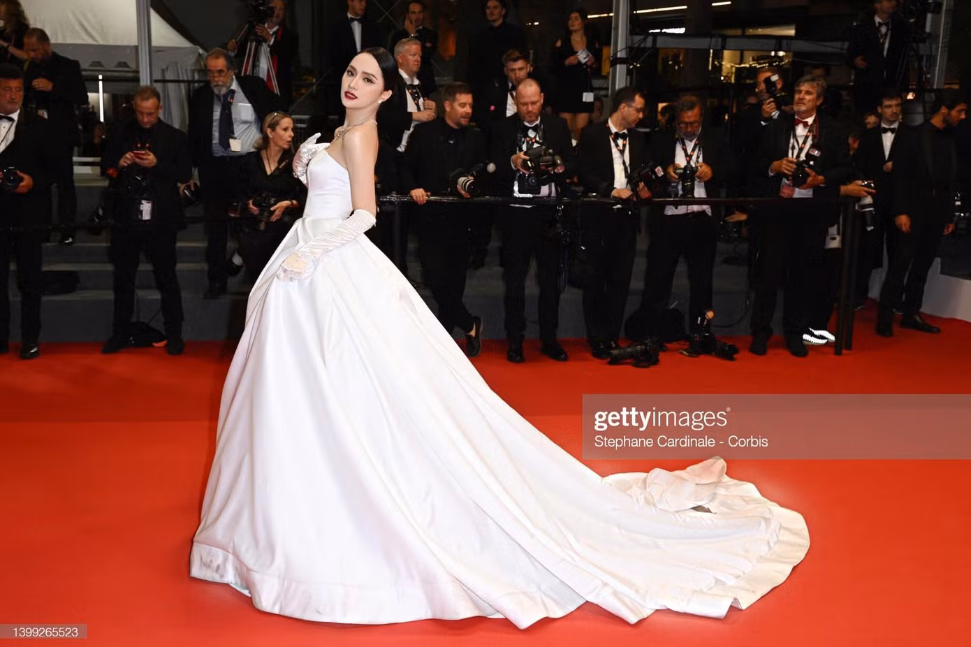 Hương Giang tự tin khoe sắc tại thảm đỏ Cannes 2022.