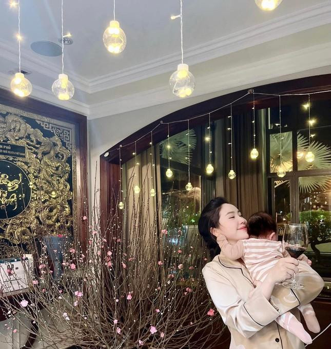 Mẹ bỉm sữa Bảo Thy vui vẻ đón Tết cùng con.