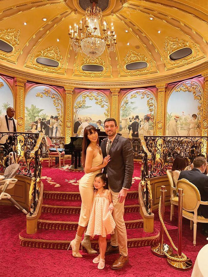 Vợ chồng Hà Anh đi ăn ở một nhà hàng sang trọng.