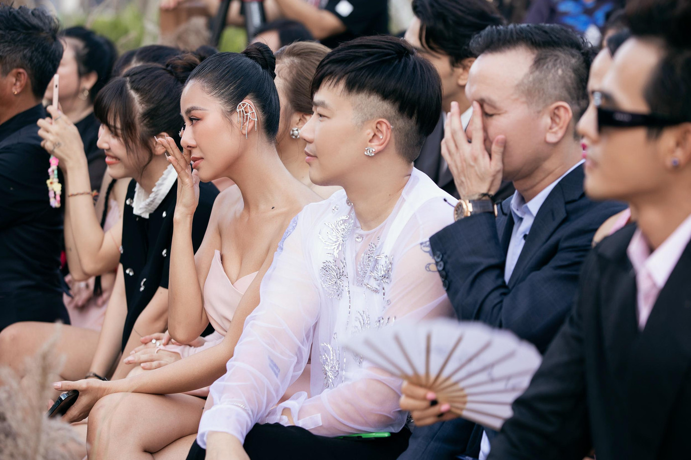 Các khách mời khác cũng khóc vì vui mừng cho đôi trẻ. Các khách mời khác cũng khóc vì vui mừng cho đôi trẻ.