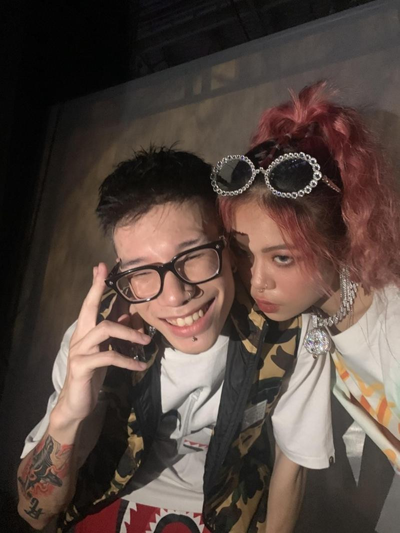 tlinh và MCK từng có chuyện tình đẹp được cư dân mạng ủng hộ nhưng rồi cuộc tình đó lại "tan thành mây". tlinh và MCK từng có chuyện tình đẹp được cư dân mạng ủng hộ nhưng rồi cuộc tình đó lại "tan thành mây".