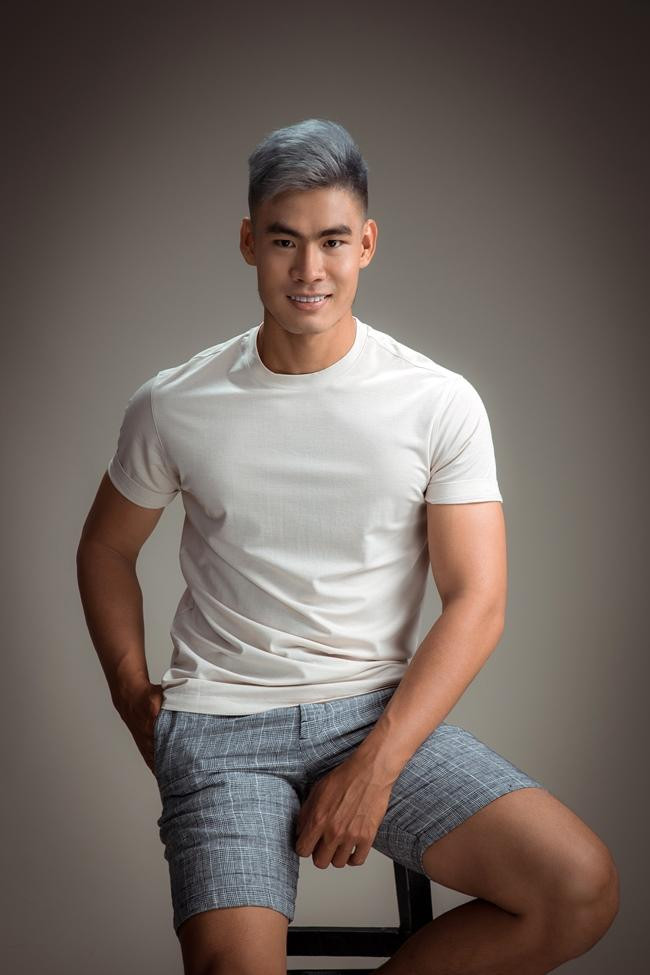 Ban đầu, Danh Chiếu Linh bị công chúng đánh giá thiếu sắc sảo, gương mặt không đẹp kiểu mỹ nam theo các tiêu chuẩn số đông.