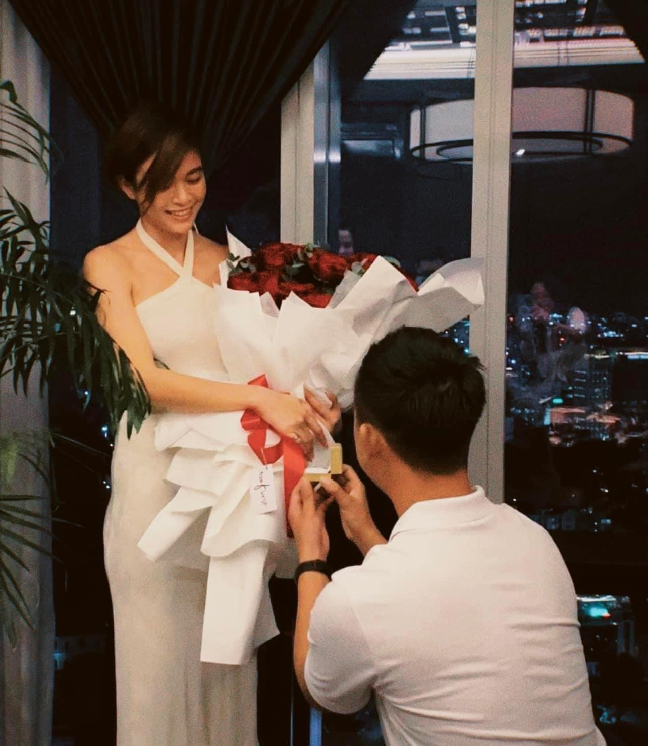 Mâu Thủy hạnh phúc nhận lời cầu hôn của bạn trai. - Ảnh: FB nhân vật. Mâu Thủy hạnh phúc nhận lời cầu hôn của bạn trai. - Ảnh: FB nhân vật.