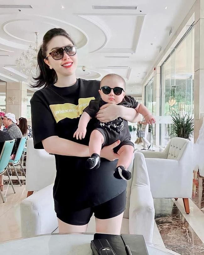 Bức ảnh được "tặng kèm" khiến mọi người bật cười vì độ dễ thương của hai mẹ con. Bức ảnh được "tặng kèm" khiến mọi người bật cười vì độ dễ thương của hai mẹ con.