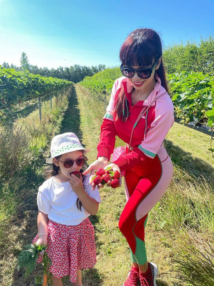 Myla được mẹ cho khoác lên mình những bộ cánh dễ thương trong suốt kỳ nghỉ.