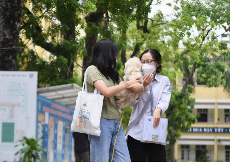 Cô Hương mong những điều tốt đẹp sẽ tới với con gái trong những ngày thi quan trọng này. Khoảnh khắc hai thí sinh vui vẻ chơi đùa cùng &quot;boss&quot; khiến cộng đồng mạng &quot;tan chảy&quot;.