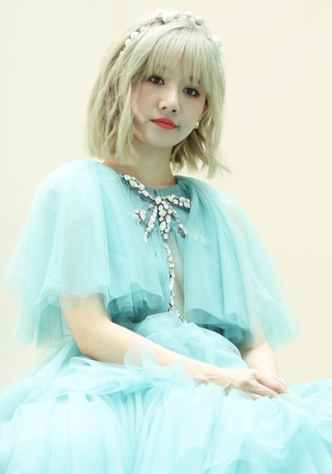 Khi thử sức với tông màu sáng thì cô sẽ đội tóc giả. Khi thử sức với tông màu sáng thì cô sẽ đội tóc giả.