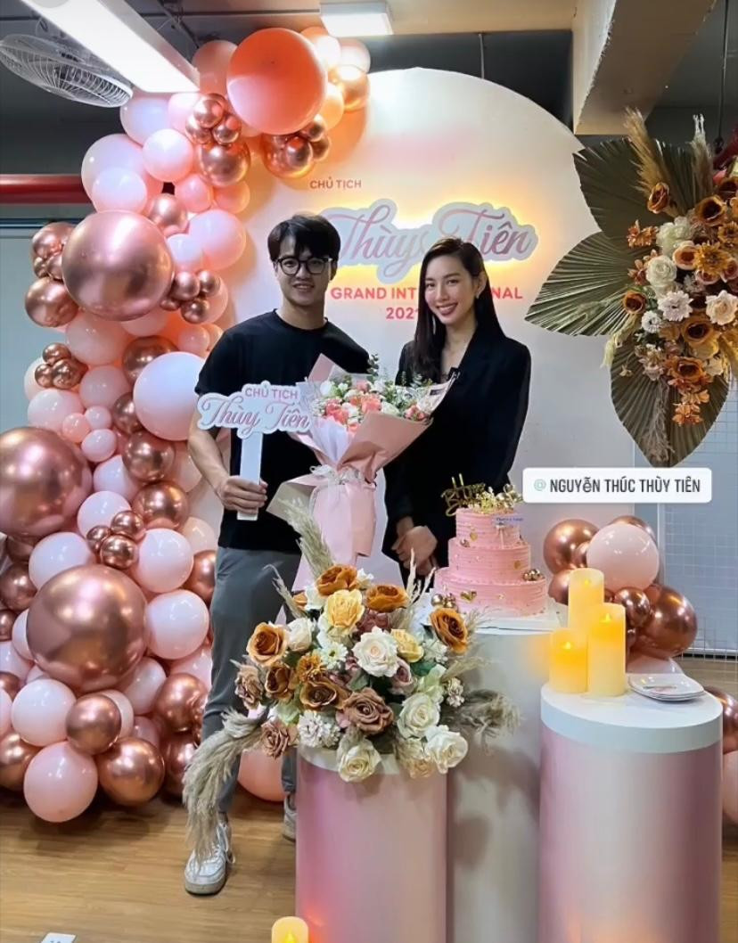 Anh chàng chụp ảnh cùng Hoa hậu Thùy Tiên trong bữa tiệc.