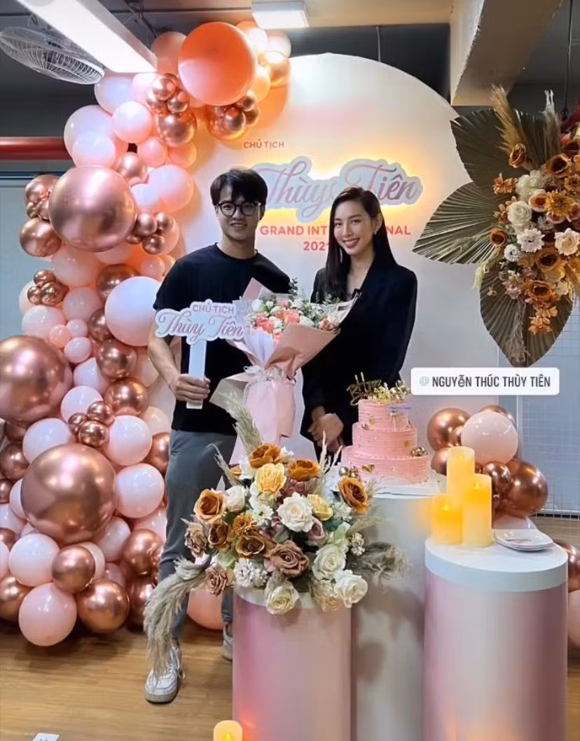 Anh chàng chụp ảnh cùng Hoa hậu Thùy Tiên trong bữa tiệc. Anh chàng chụp ảnh cùng Hoa hậu Thùy Tiên trong bữa tiệc.