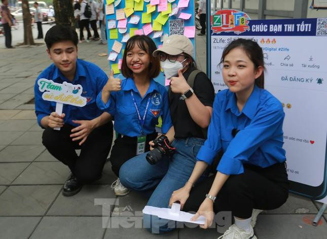 Với vóc dáng nhỏ nhắn nhưng rất nhanh nhẹn, Đinh Thị Huệ đã để lại nhiều ấn tượng đẹp cho cả các thí sinh, gia đình thí sinh và những bạn tình nguyện viên cùng tham gia tiếp sức mùa thi.