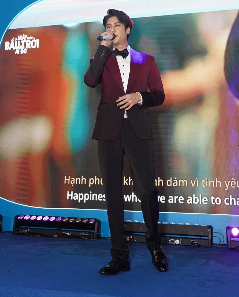 Sự đẹp trai, thân thiện và tài năng chính là những điều khán giả Việt thấy ấn tượng với August Vachiravit trong chuyến gặp gỡ lần này.