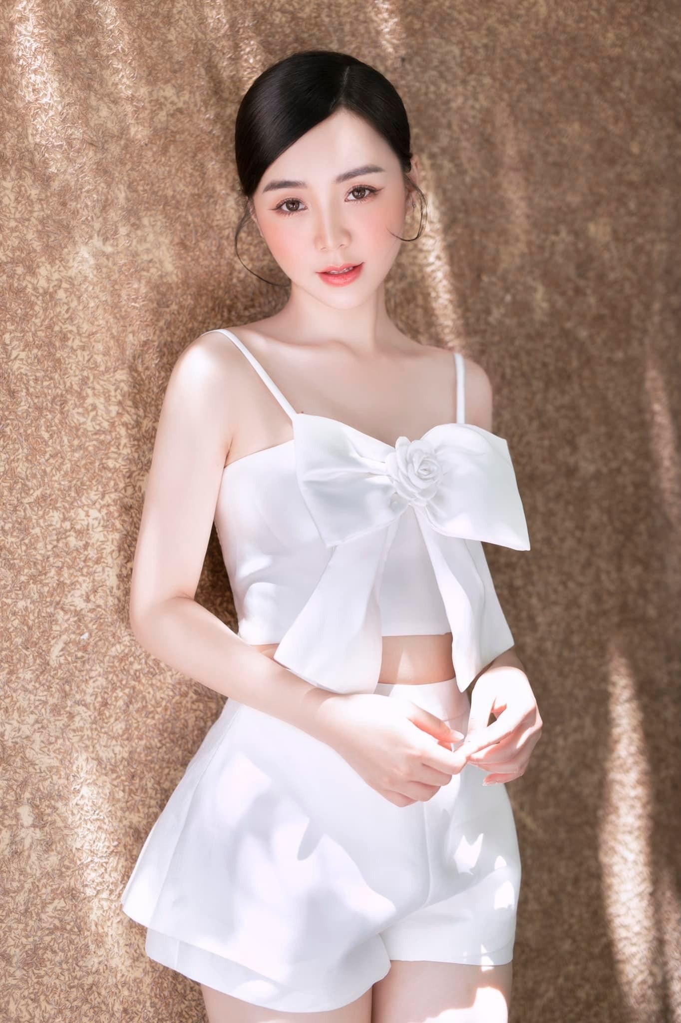 Quỳnh Kool ngoài đời thực thường chọn những bộ cánh quyến rũ, có gam màu tươi sáng.